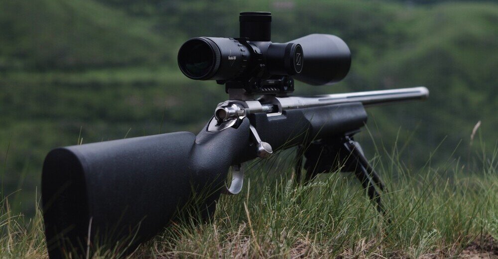 Винтовка Remington 700, адаптированная для стрельбы на большие дистанции. Пузырьковый уровень находится на левой стороне трубы прицела